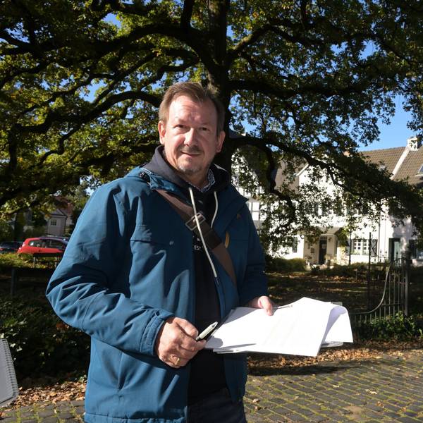Frank Grobolschek steht vor der historischen Eiche in der Gartensiedlung Gronauer Wald.