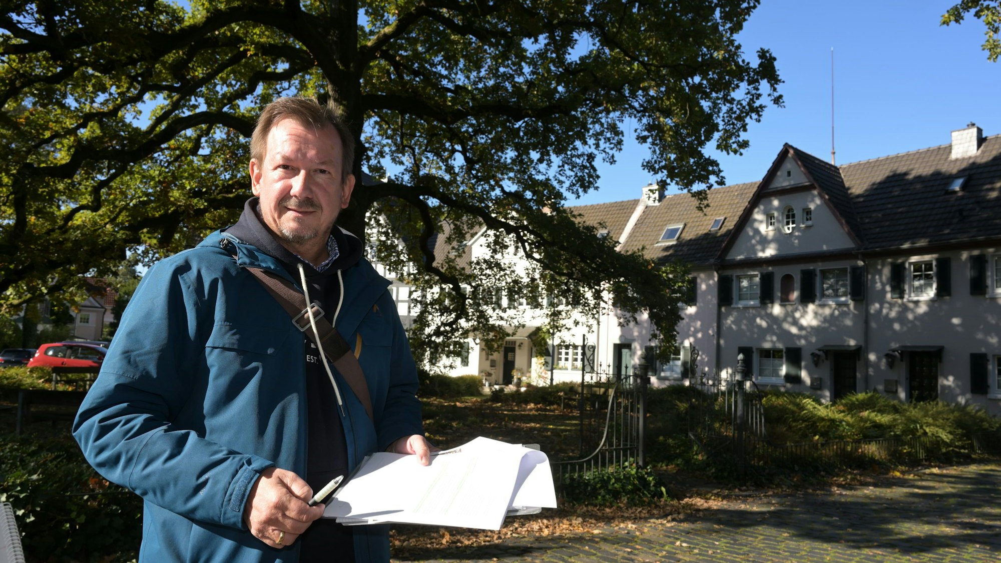 Frank Grobolschek steht vor der historischen Eiche in der Gartensiedlung Gronauer Wald.
