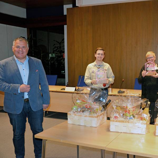 Ein Bild aus vergangenen Jahren: Bürgermeister Frank Steffes übergibt den Heimatpreis an (v.l.) Patrick Nowak-Chevey vom Pfadfinderstamm Wippera (2. Platz), Dagmar Pärsch-Roos vom Förderverein der Stadtbücherei (1. Platz) und Reinhold Braun vom Bergischen Geschichtsverein (3. Preis).