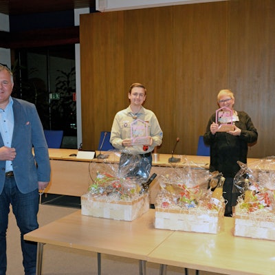 Ein Bild aus vergangenen Jahren: Bürgermeister Frank Steffes übergibt den Heimatpreis an (v.l.) Patrick Nowak-Chevey vom Pfadfinderstamm Wippera (2. Platz), Dagmar Pärsch-Roos vom Förderverein der Stadtbücherei (1. Platz) und Reinhold Braun vom Bergischen Geschichtsverein (3. Preis).