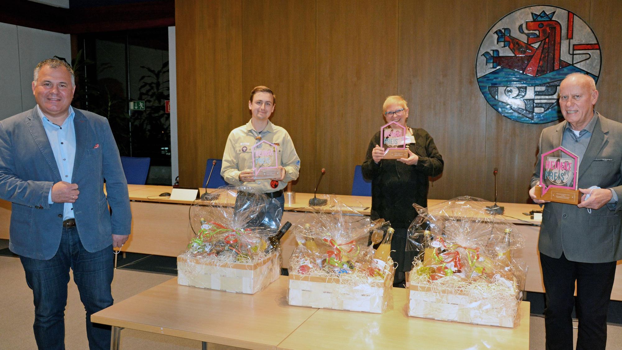 Ein Bild aus vergangenen Jahren: Bürgermeister Frank Steffes übergibt den Heimatpreis an (v.l.) Patrick Nowak-Chevey vom Pfadfinderstamm Wippera (2. Platz), Dagmar Pärsch-Roos vom Förderverein der Stadtbücherei (1. Platz) und Reinhold Braun vom Bergischen Geschichtsverein (3. Preis).