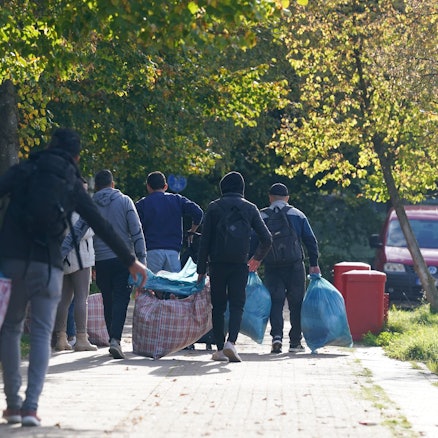Flüchtlinge mit ihrem Hab und Gut.