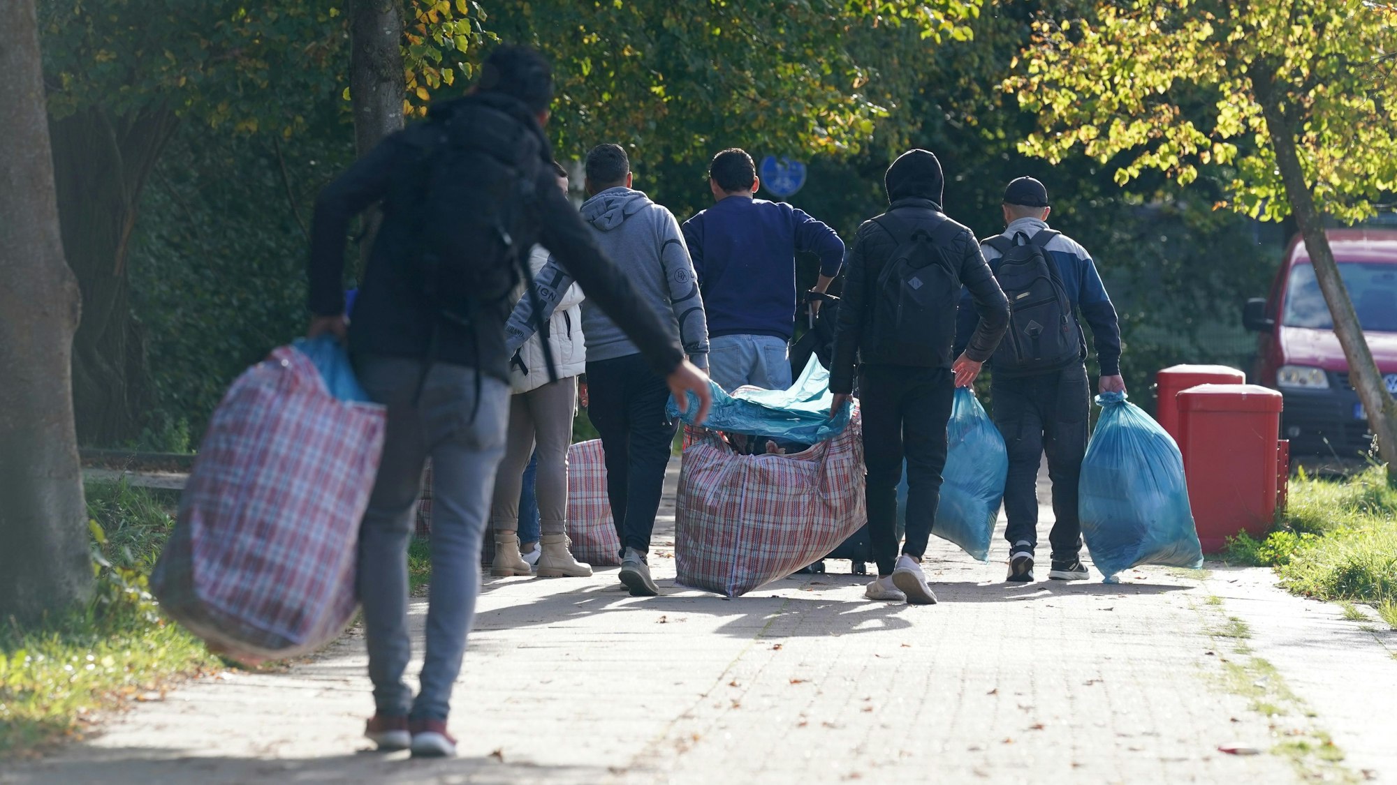 Flüchtlinge mit ihrem Hab und Gut.