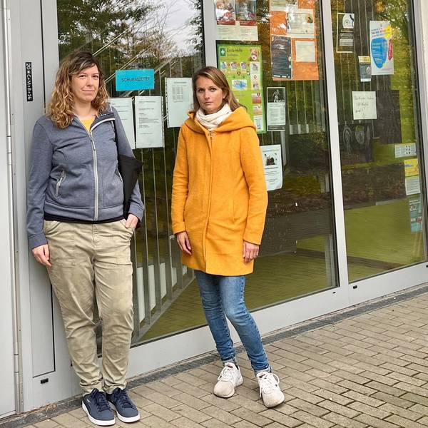 Carina Jänicke und Nadine Schultens vom Elternbeirat vor der Tür der Kita Borkumstraße