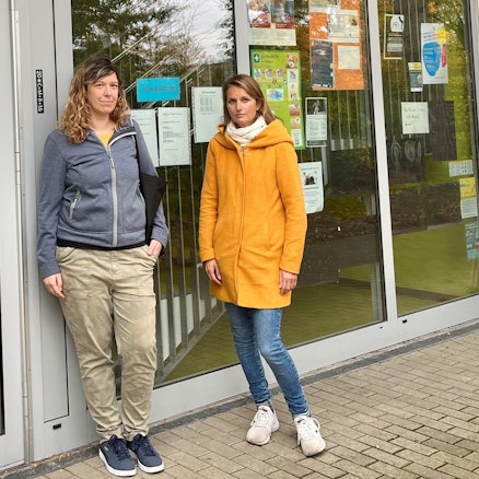 Carina Jänicke und Nadine Schultens vom Elternbeirat vor der Tür der Kita Borkumstraße
