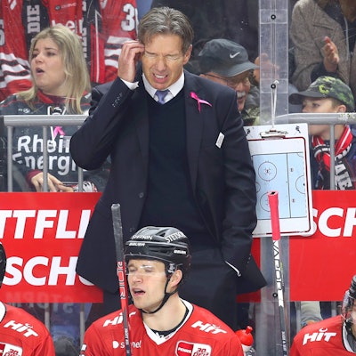 Haie-Headcoach Uwe Krupp kann kaum hinschauen wie seine Mannschaft spielt.