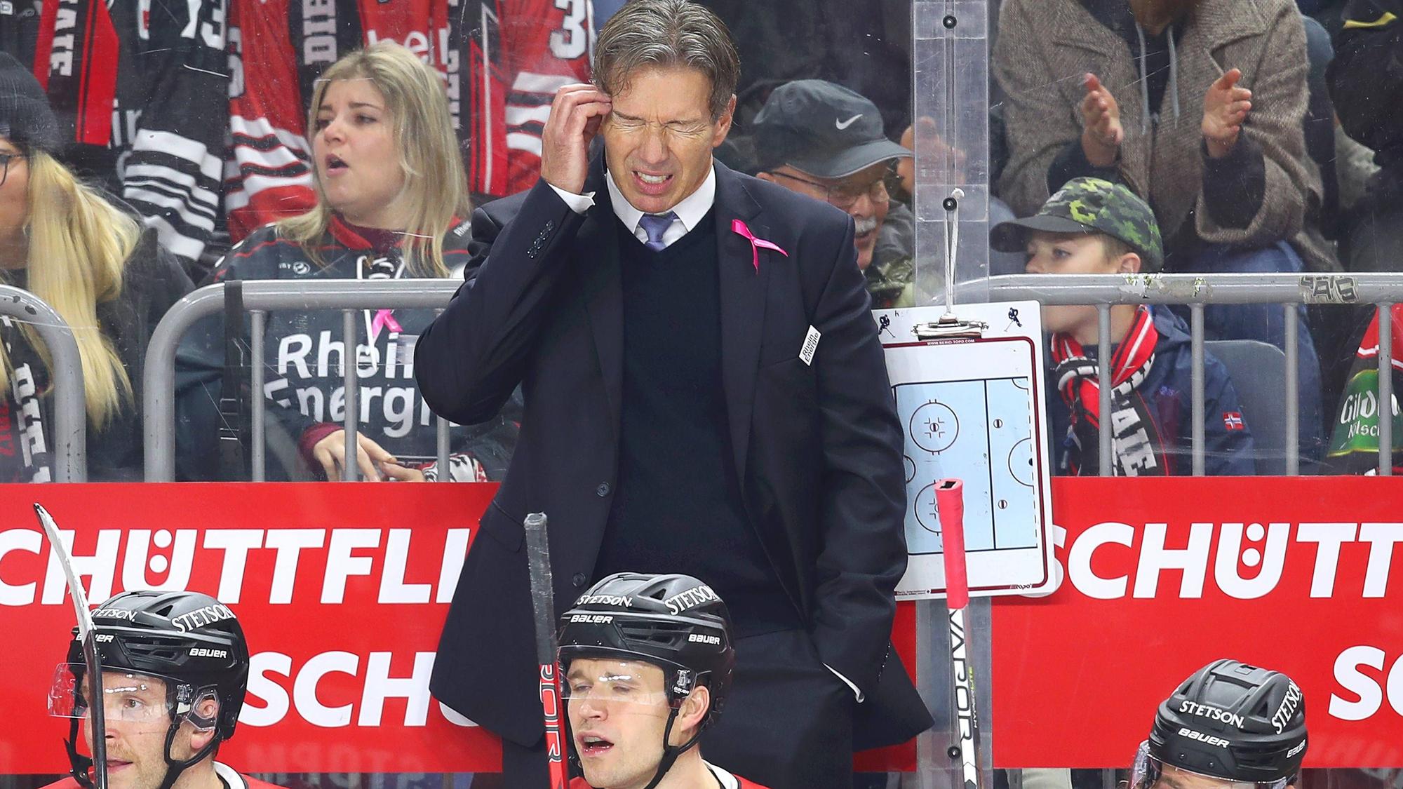 Haie-Headcoach Uwe Krupp kann kaum hinschauen wie seine Mannschaft spielt.