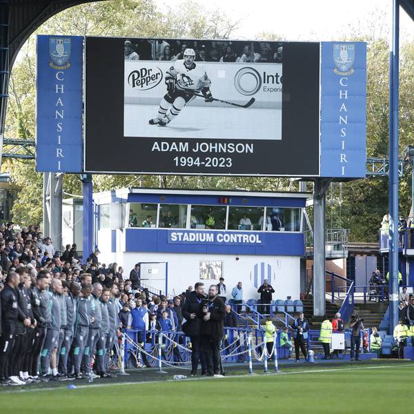 Eine Schweigeminute zum Gedenken an den verstorbenen Eishockey-Profi Adam Johnson von den Nottingham Panthers beim Fußballspiel zwischen Sheffield Wednesday und Rotherham United, in Hillsborough.