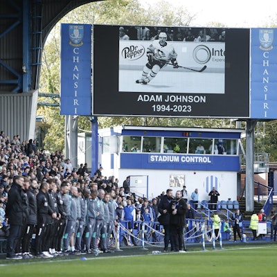 Eine Schweigeminute zum Gedenken an den verstorbenen Eishockey-Profi Adam Johnson von den Nottingham Panthers beim Fußballspiel zwischen Sheffield Wednesday und Rotherham United, in Hillsborough.