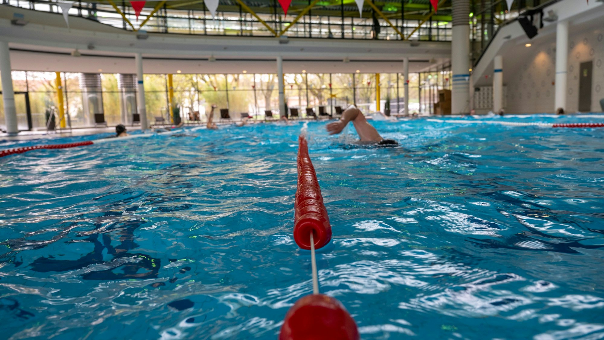 Das Schwimmerbecken im Hallenbad im Lentpark kann wieder genutzt werden.
