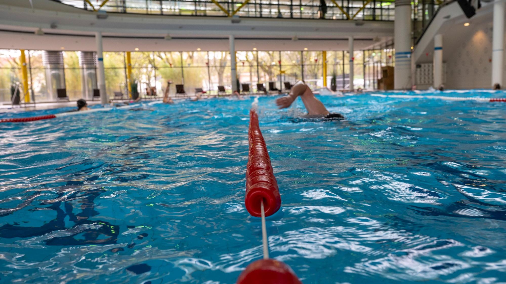 Zu sehen ist ein Schwimmbecken im Lentpark-Hallenbad.