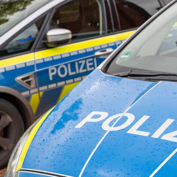 Das Foto zeigt zwei Einsatzfahrzeuge der Kölner Polizei.