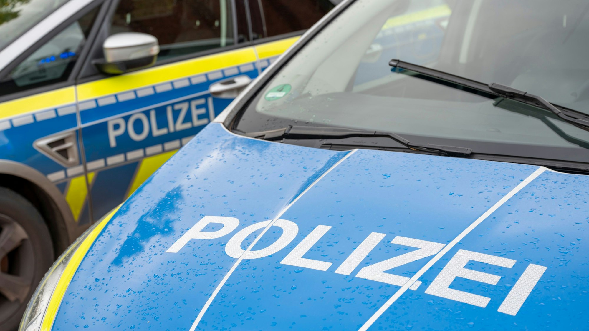 Das Foto zeigt zwei Einsatzwagen der Polizei Köln.