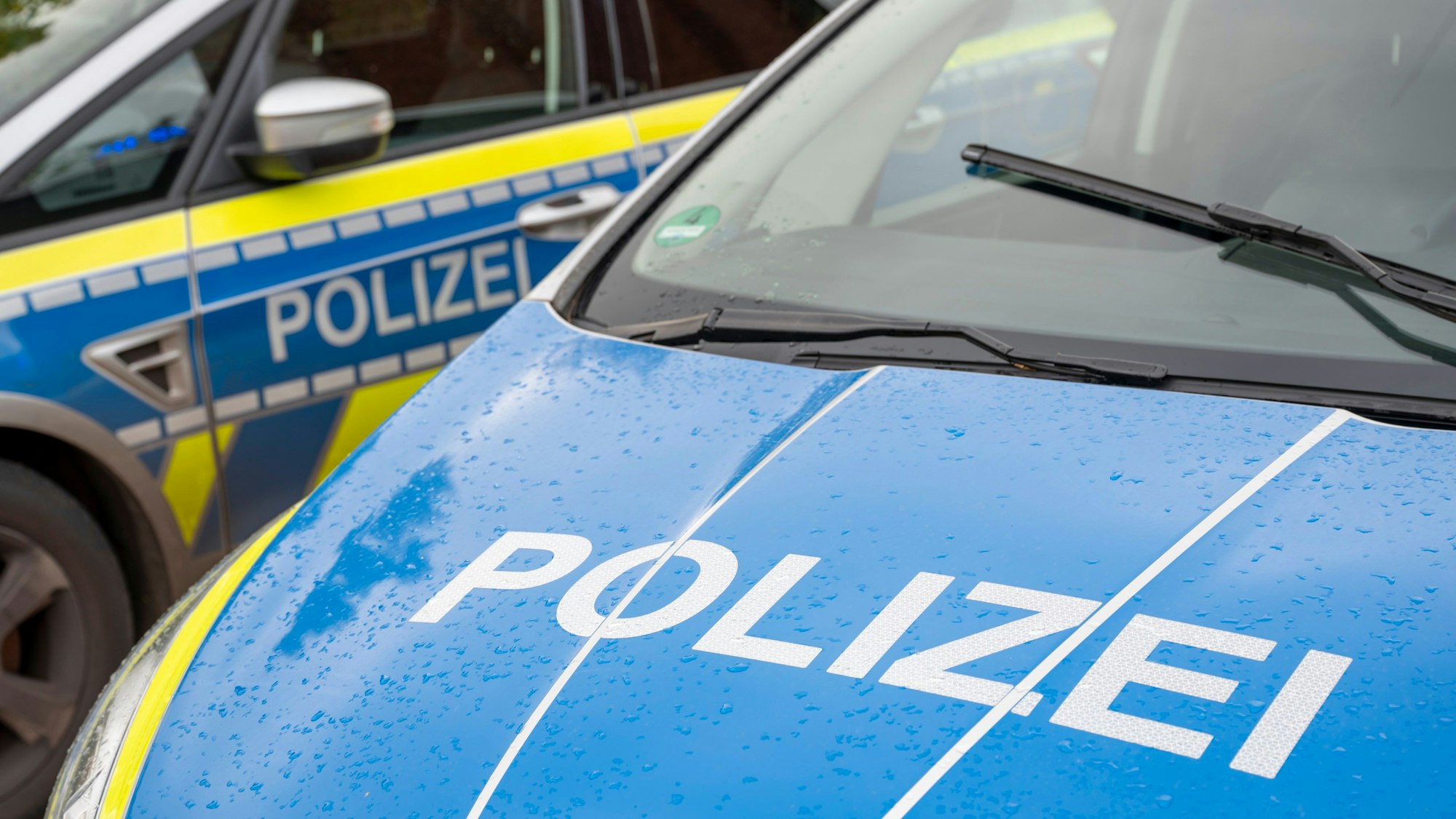 Zu sehen sind zwei Fahrzeuge der Polizei Köln.