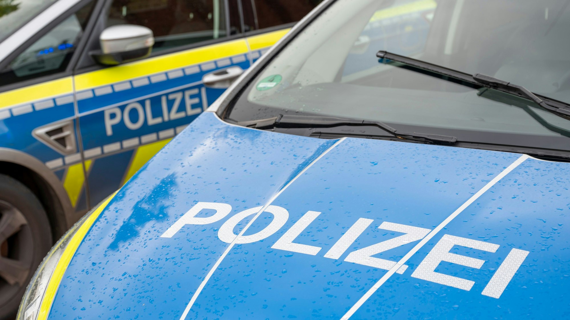 Das Foto zeigt zwei Einsatzfahrzeuge der Kölner Polizei.