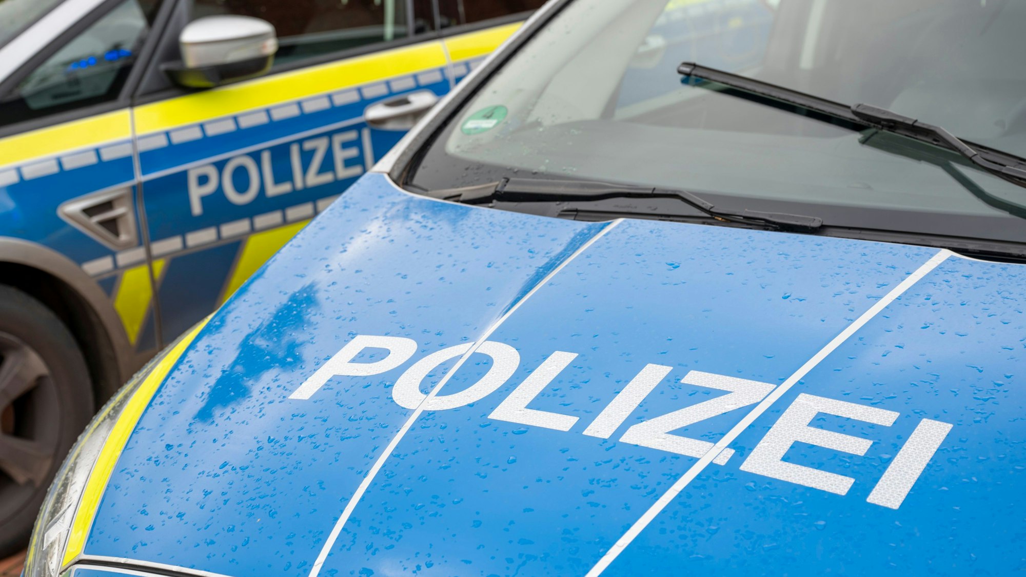 Das Foto zeigt zwei Einsatzwagen der Kölner Polizei.