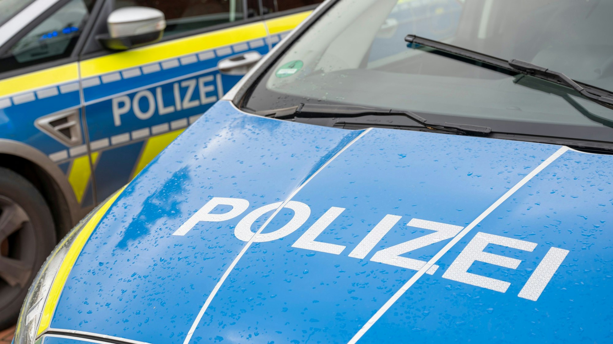 Zwei Streifenwagen stehen für eine Einsatzfahrt bereit.