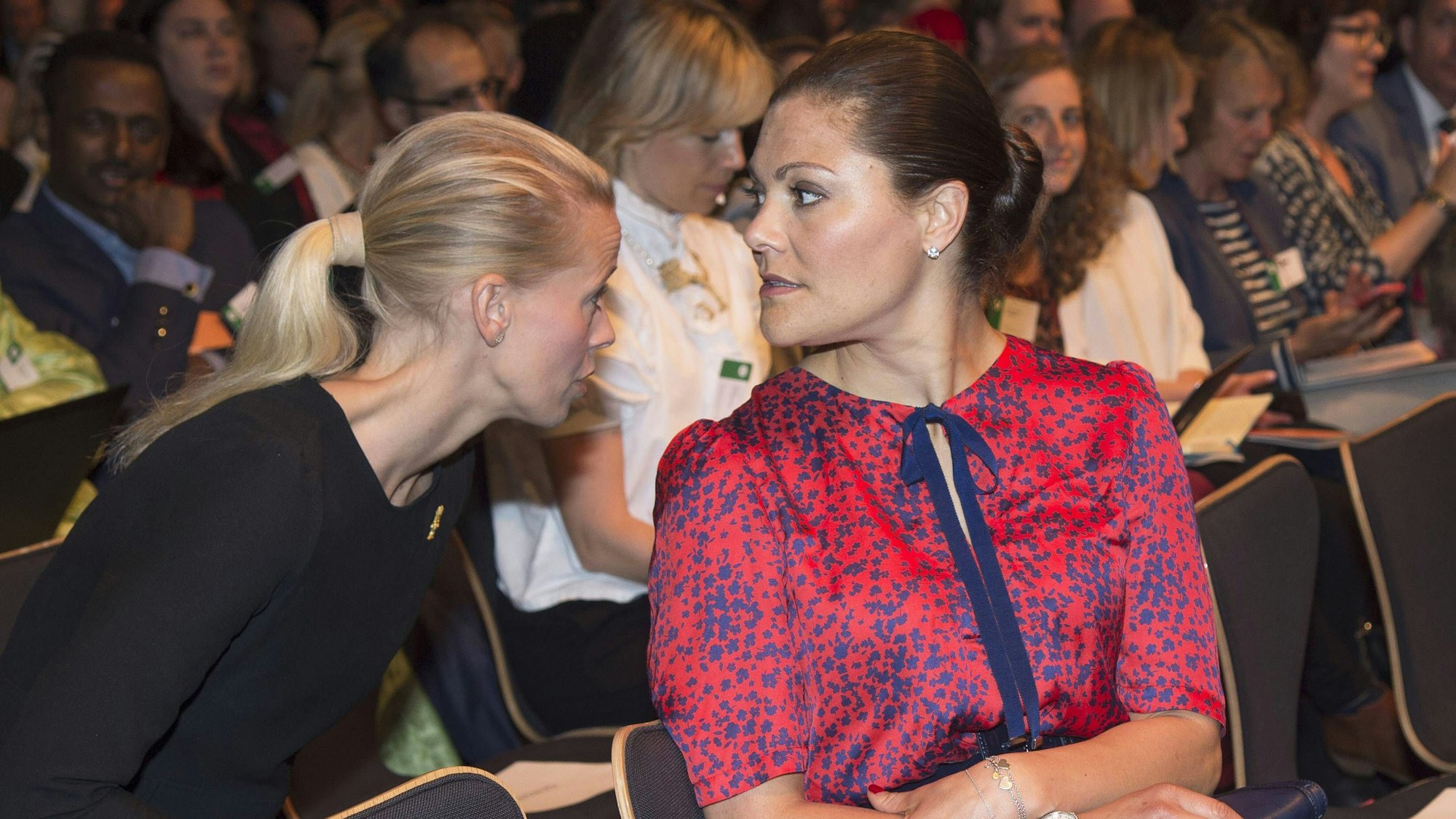 Karolin A. Johansson, sieben Jahre lang Hofmarschallin und Büroleiterin der schwedischen Kronprinzessin Victoria, mit ihrer ehemaligen Chefin bei einer Veranstaltung im Jahr 2017.