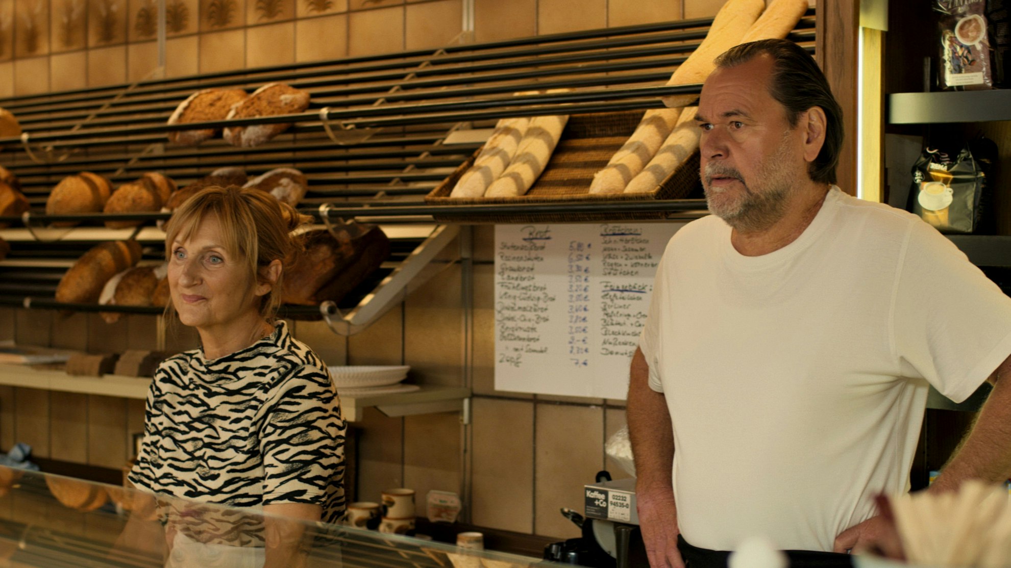 Der Film „Eher fliegen hier Ufos“: Auf dem Foto sieht man Schauspielerin Petra Nadolny und Markus John hinter dem Verkaufstresen der Bäckerei.