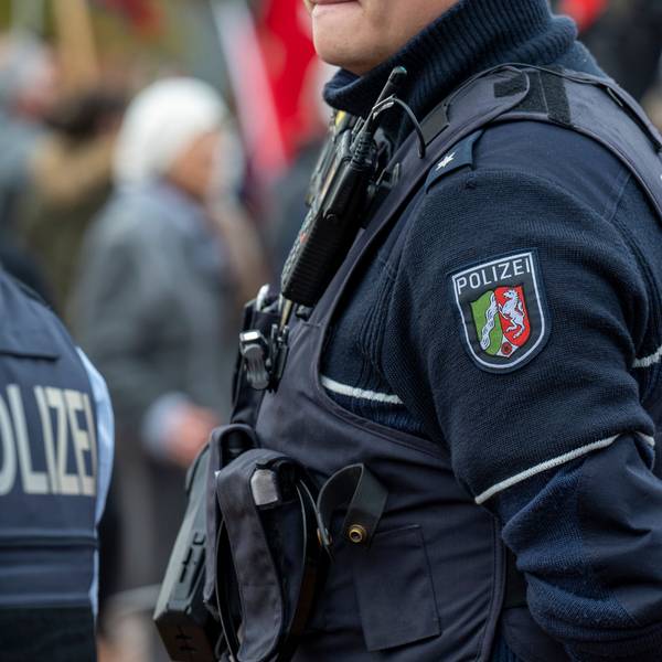 Ein Polizist im Einsatz (Symbolbild)