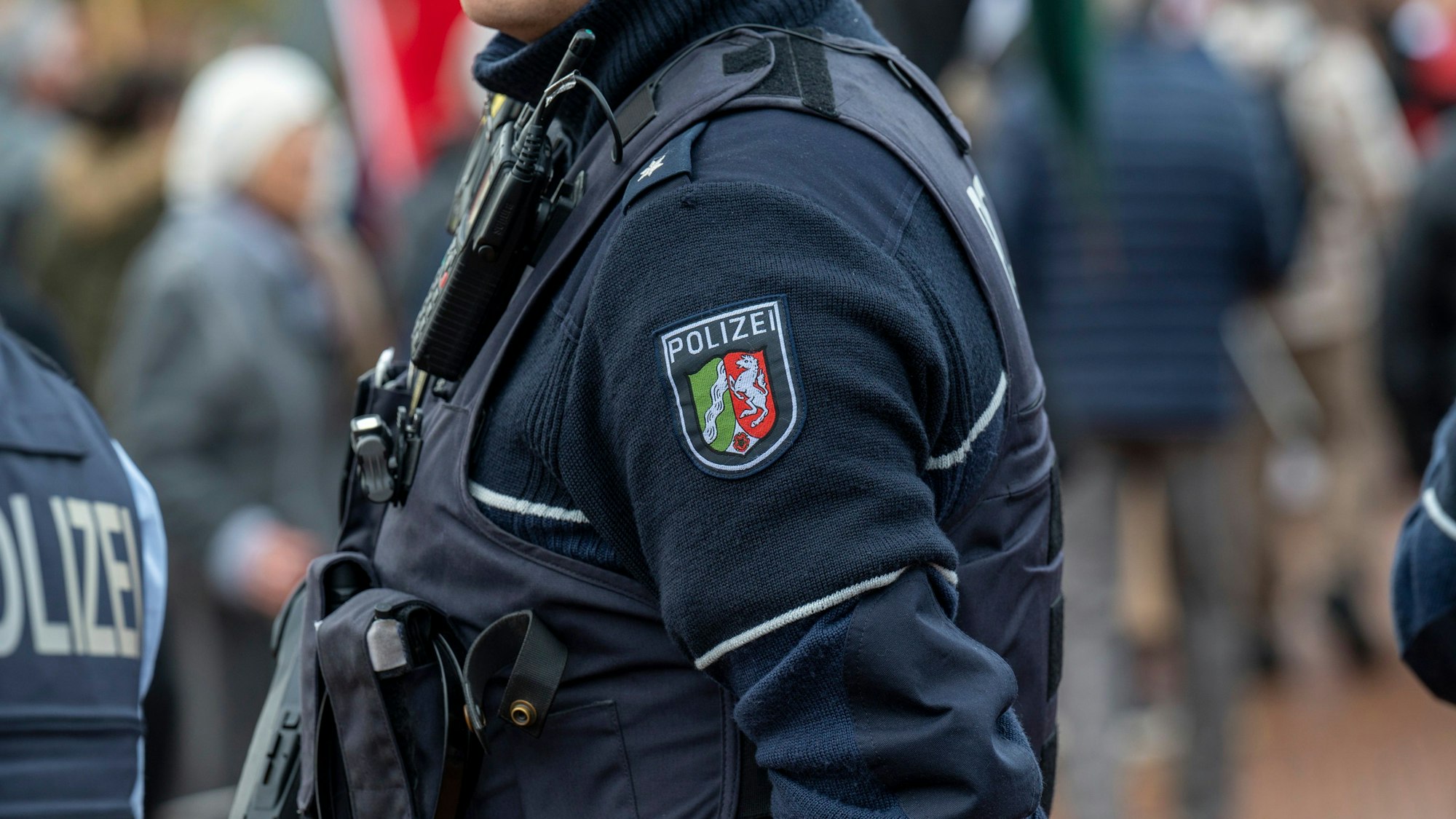Das Foto zeigt einen Polizisten im Einsatz.