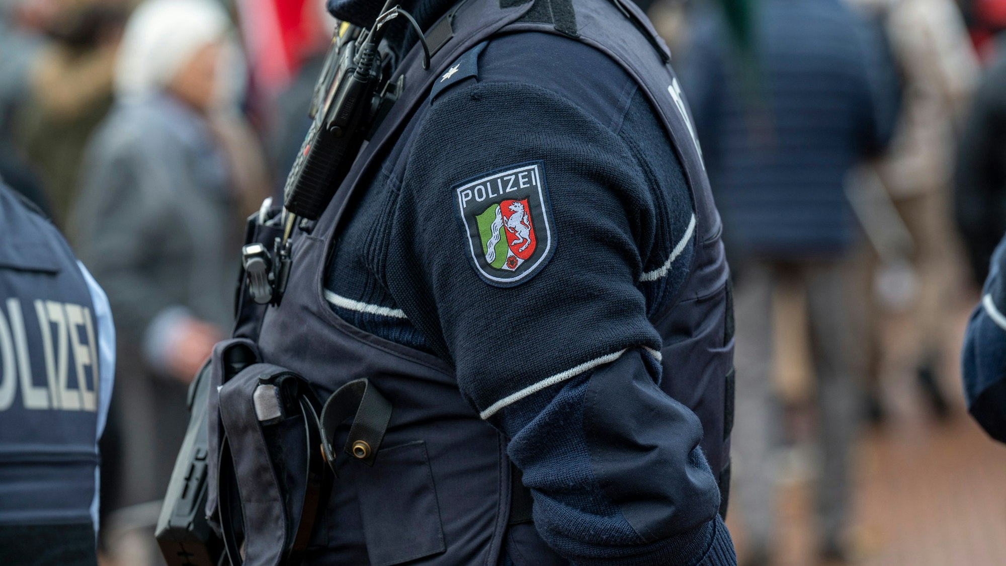 Zu sehen ist ein Beamter der Polizei in Uniform.