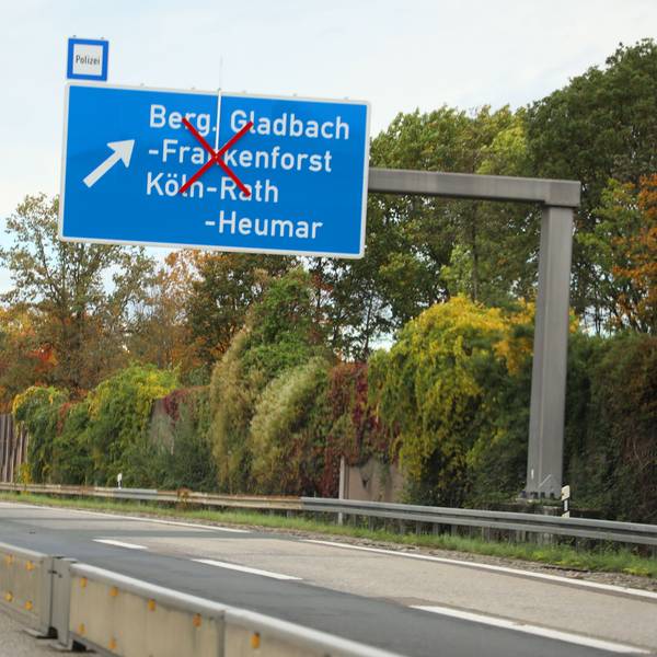 Ein Abfahrtschild der A4 in Bergisch Gladbach-Frankenforst ist gesperrt.