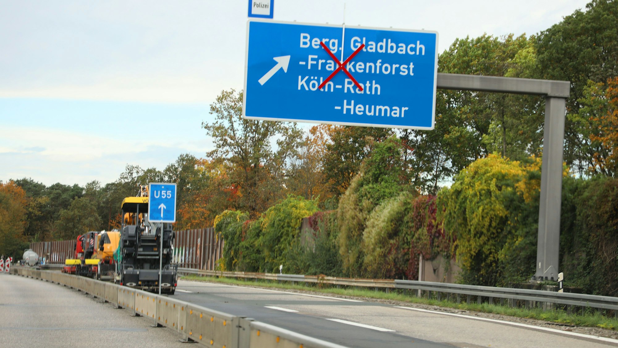 Baufahrzeuge stehen auf der gesperrten A4-Ausfahrt Frankenforst.