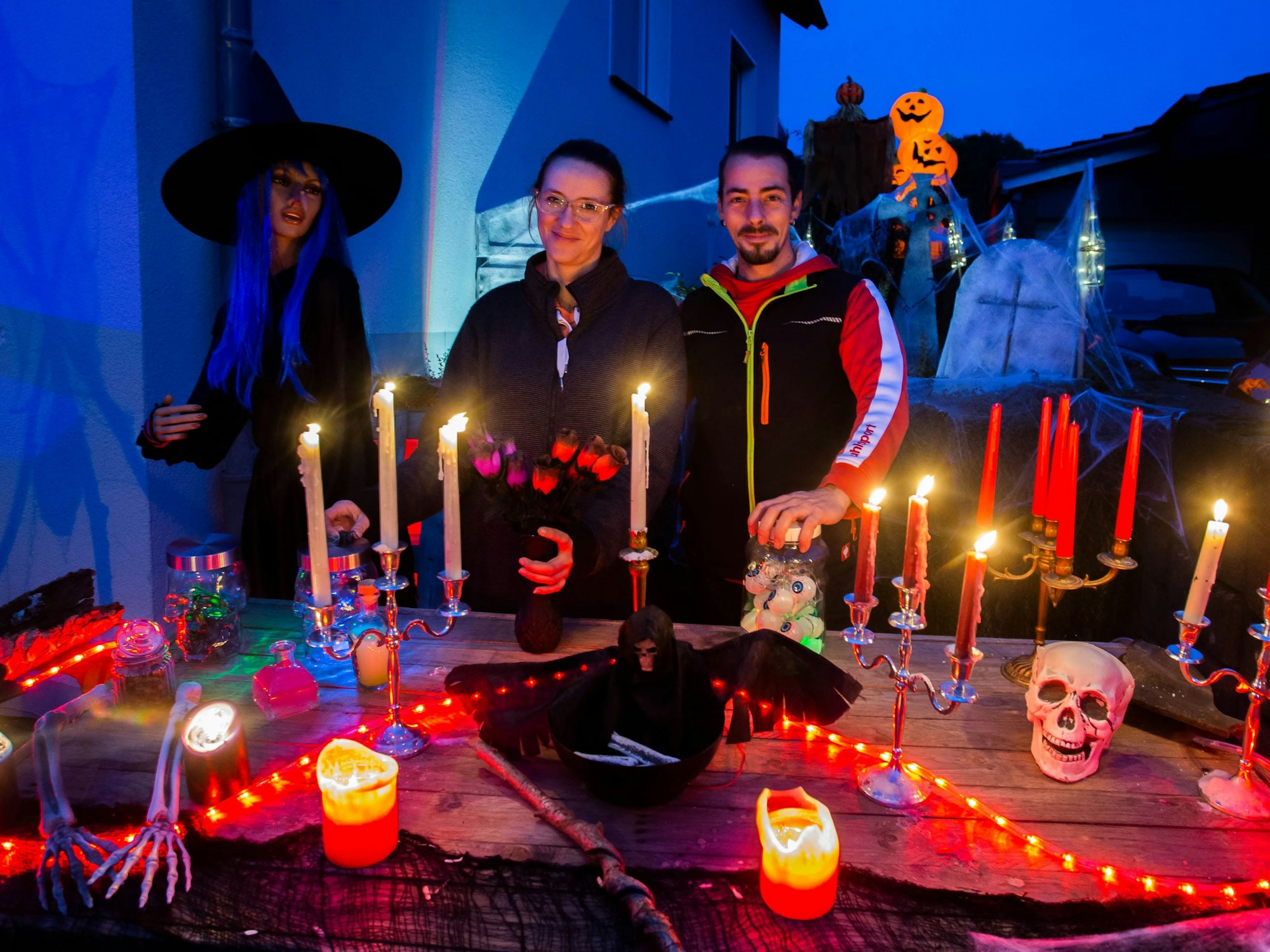 Miriam und Cornelius Weiß verwandeln ihr Haus zu Halloween in ein Gruselhaus.