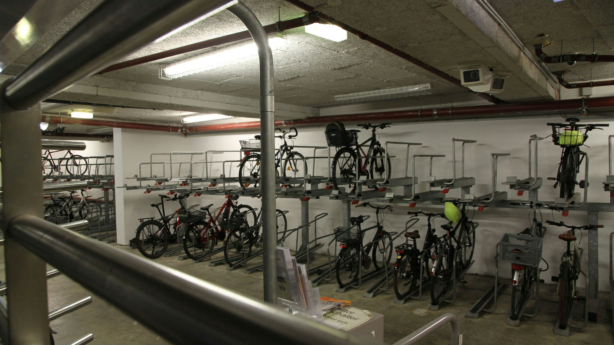 Blick in eine Fahrrad-Tiefgarage mit Abstellplätzen auf zwei Ebenen