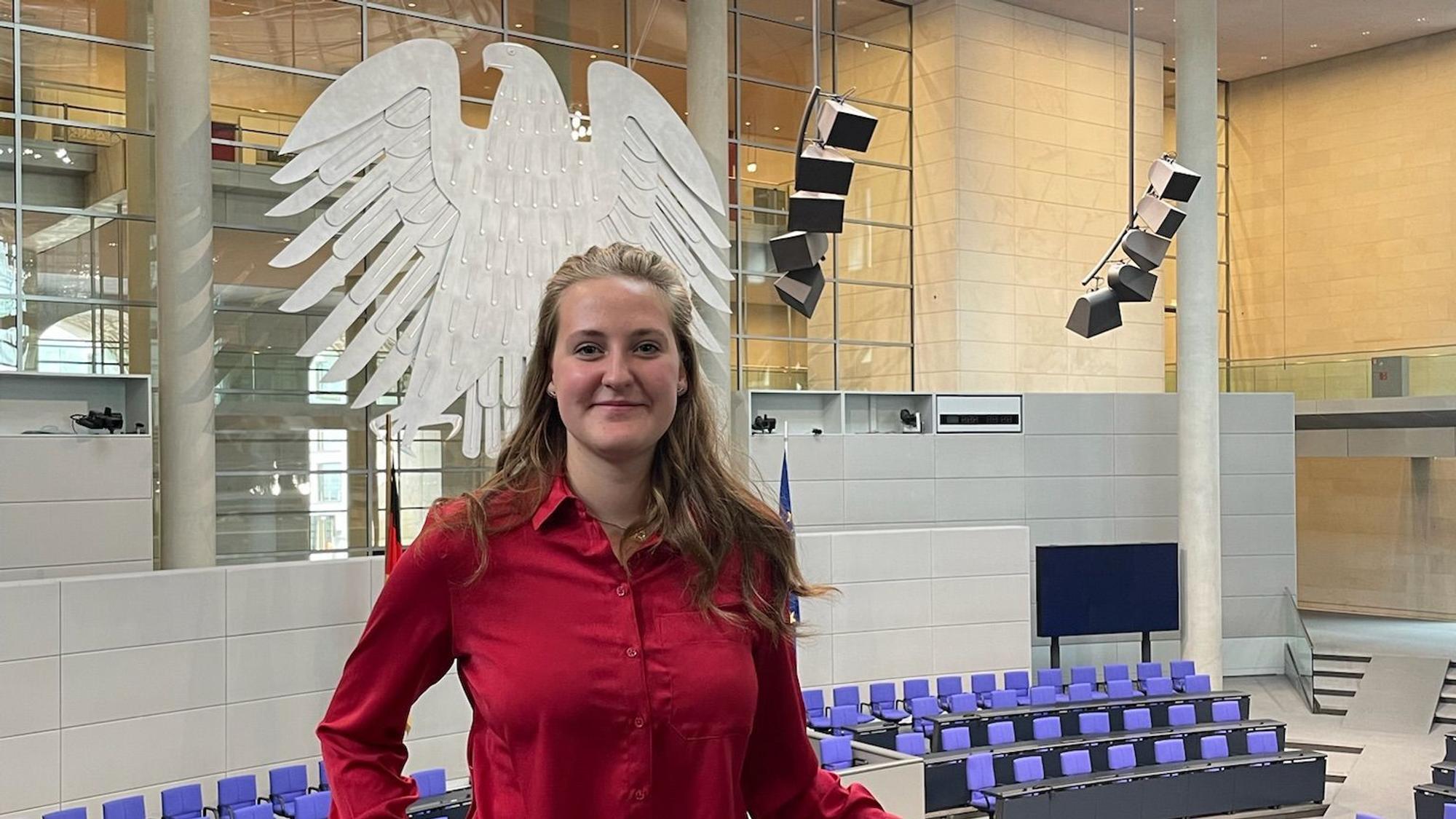 Madita Ehrhardt im Plenarsaal des Deutschen Bundestags.