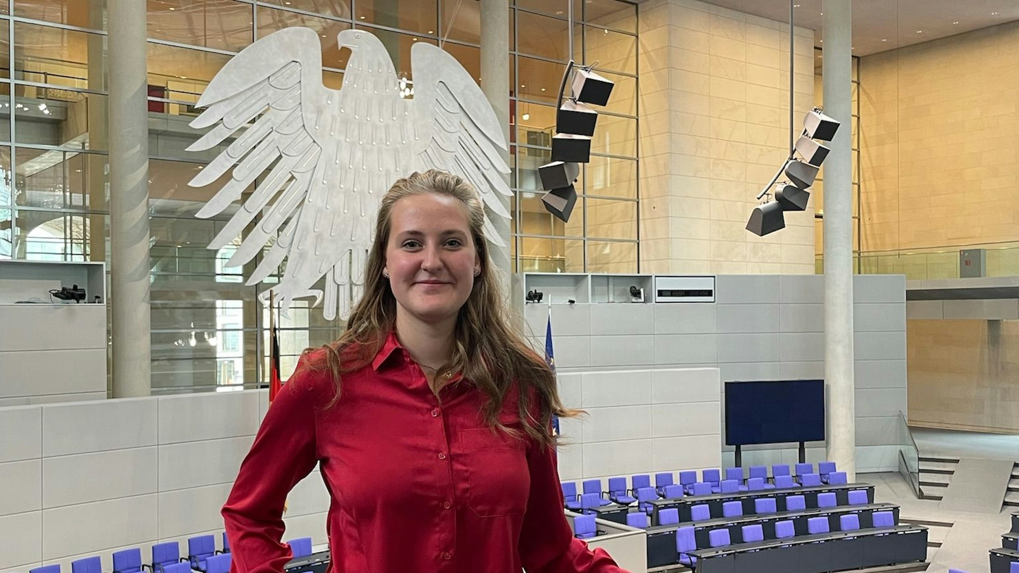 Madita Ehrhardt im Plenarsaal des Deutschen Bundestags.