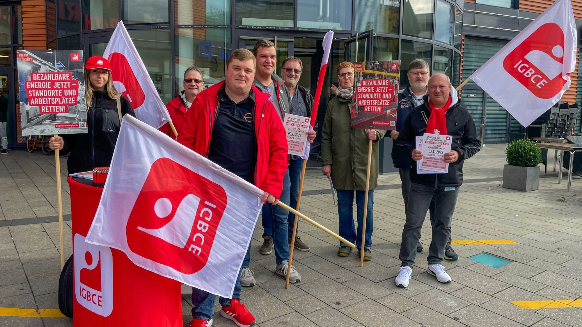 Vertreterinnen und Vertreter der IGBCE vor dem Rathaus.