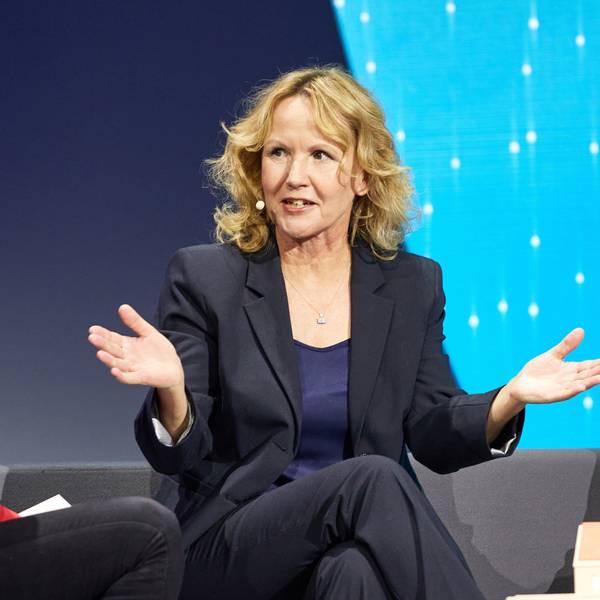 Tatjana Geßler (l), Moderatorin, und Steffi Lemke (Bündnis 90/Die Grünen), Bundesministerin für Umwelt, Naturschutz, nukleare Sicherheit und Verbraucherschutz, sitzen während der Verleihung des Deutschen Umweltpreises der Deutschen Bundesstiftung Umwelt (DBU) auf der Bühne.