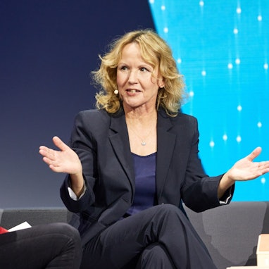 Tatjana Geßler (l), Moderatorin, und Steffi Lemke (Bündnis 90/Die Grünen), Bundesministerin für Umwelt, Naturschutz, nukleare Sicherheit und Verbraucherschutz, sitzen während der Verleihung des Deutschen Umweltpreises der Deutschen Bundesstiftung Umwelt (DBU) auf der Bühne.