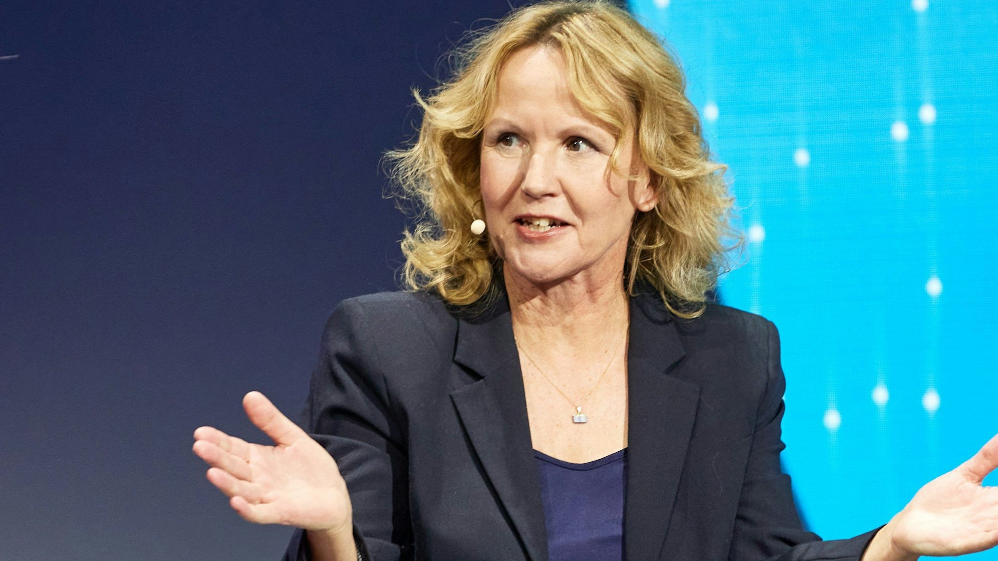 Tatjana Geßler (l), Moderatorin, und Steffi Lemke (Bündnis 90/Die Grünen), Bundesministerin für Umwelt, Naturschutz, nukleare Sicherheit und Verbraucherschutz, sitzen während der Verleihung des Deutschen Umweltpreises der Deutschen Bundesstiftung Umwelt (DBU) auf der Bühne.