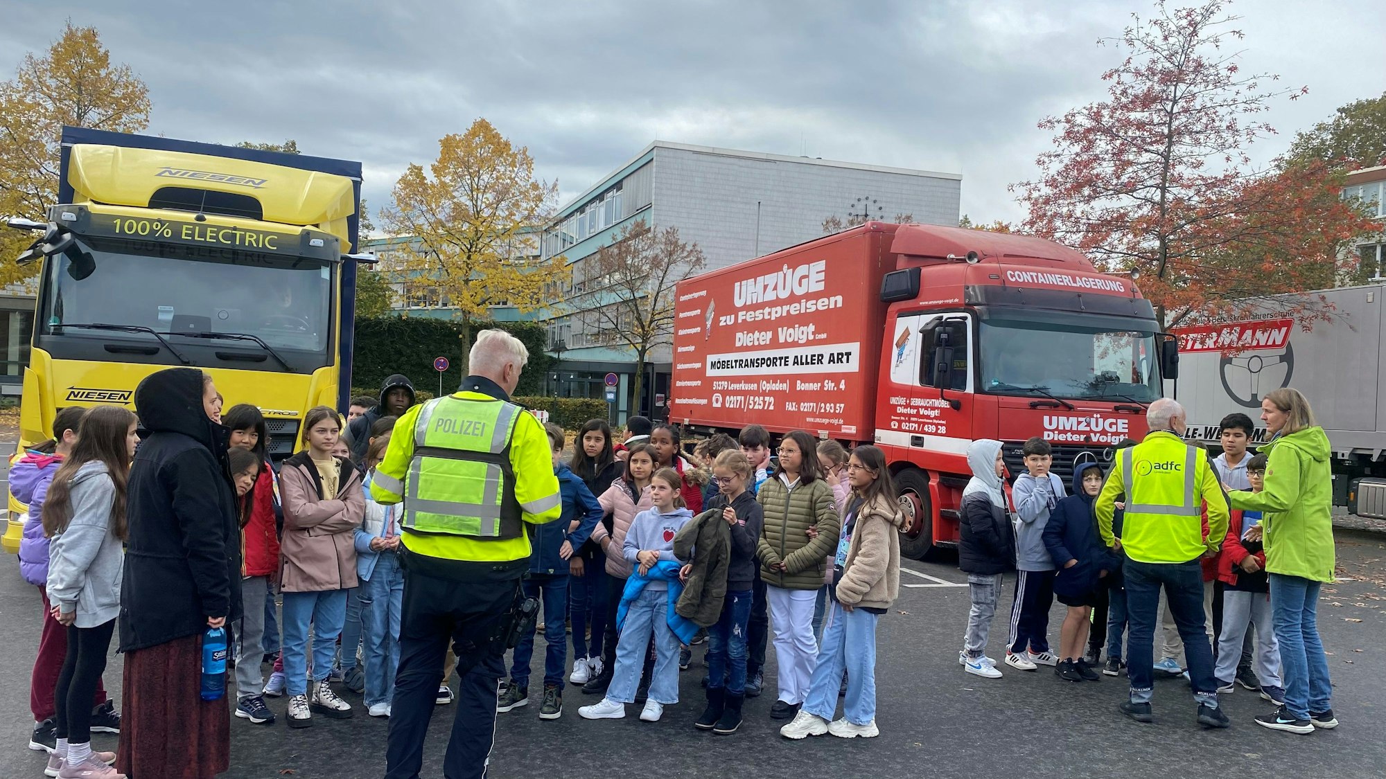 Schülerinnen und Schüler der Marienschule Opladen und des Landrat-Lucas-Gymnasiums bekamen gezeigt, was es mit dem toten Winkel bei Lkw auf sich hat.