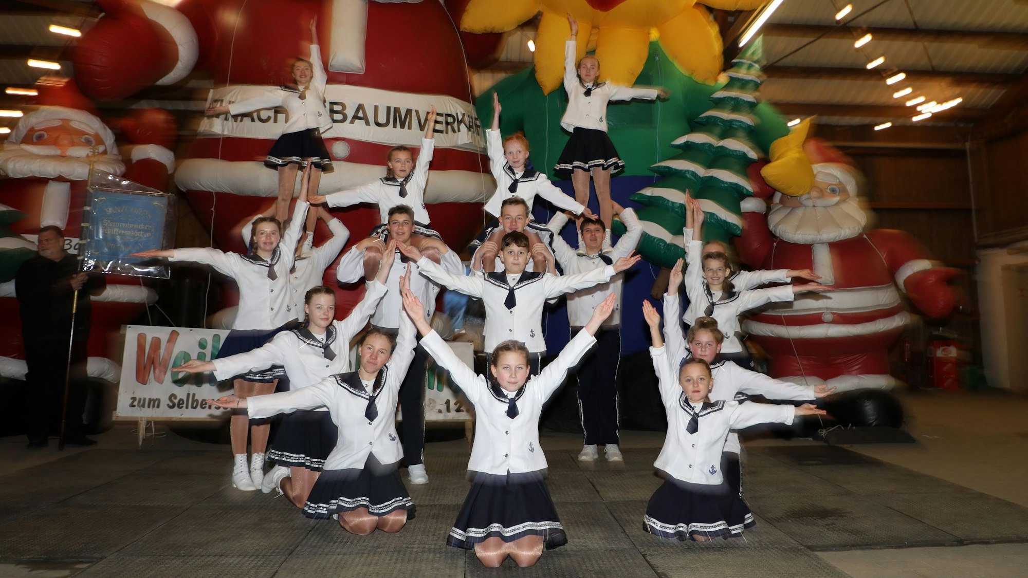 Eine Tanzgruppe steht in einer Halle in ihrem Schlussbild.