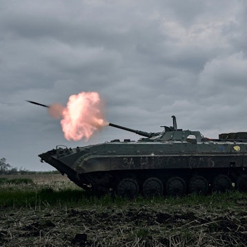 Ein ukrainischer Mannschaftstransportwagen feuert auf russische Stellungen nahe der ostukrainischen Stadt Awdijiwka. (Archivbild)