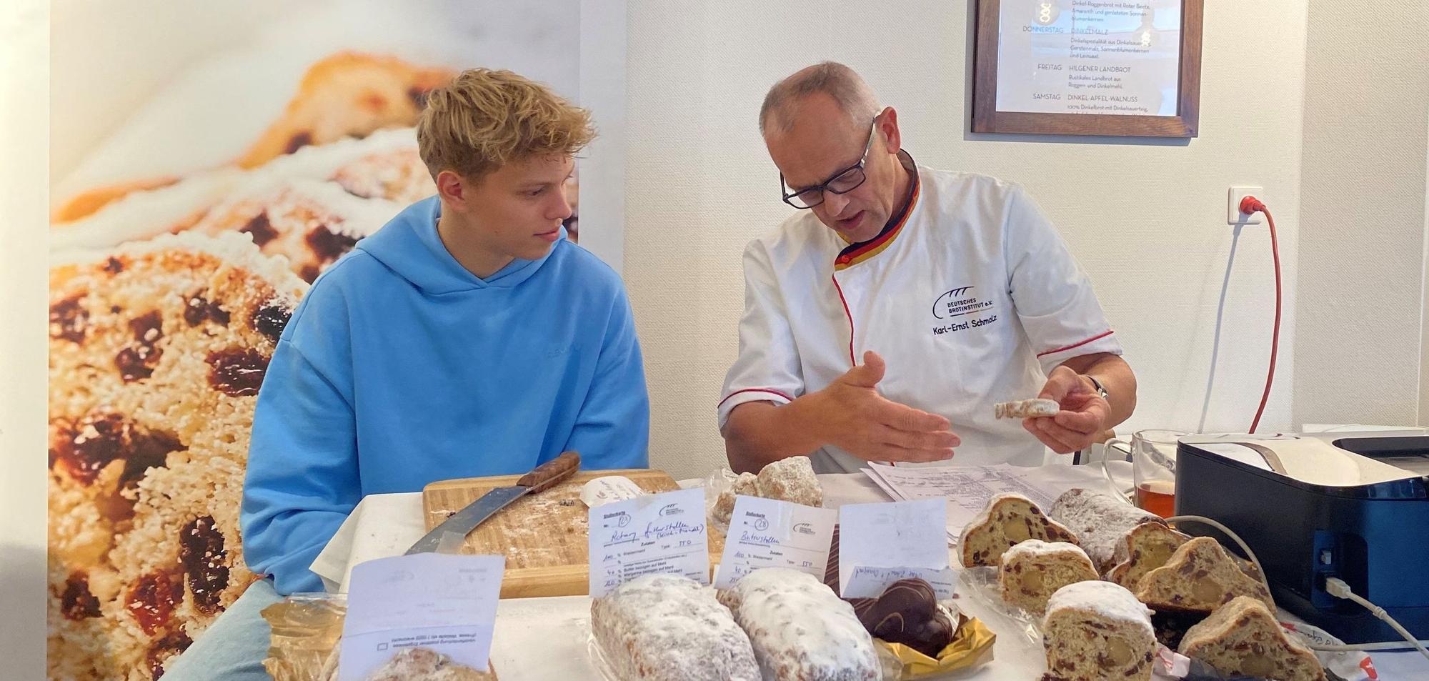 Weihnachtsstollen-Tester Karl-Ernst Schmalz und sein Helfer Ben Lob