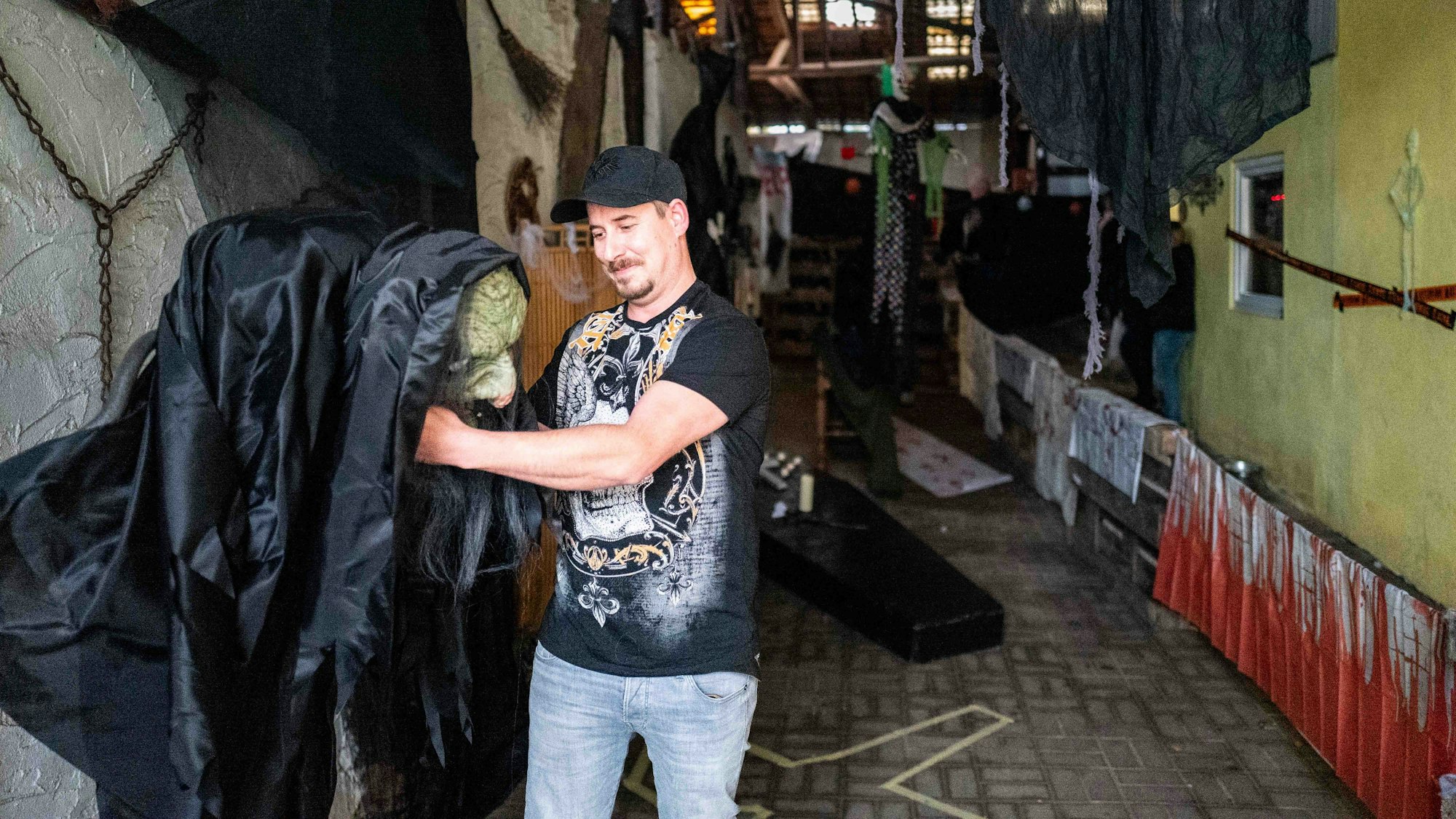 Das Bild zeigt Daniel Delarbre, der eine Horrorfigur im Parcours herrichtet.