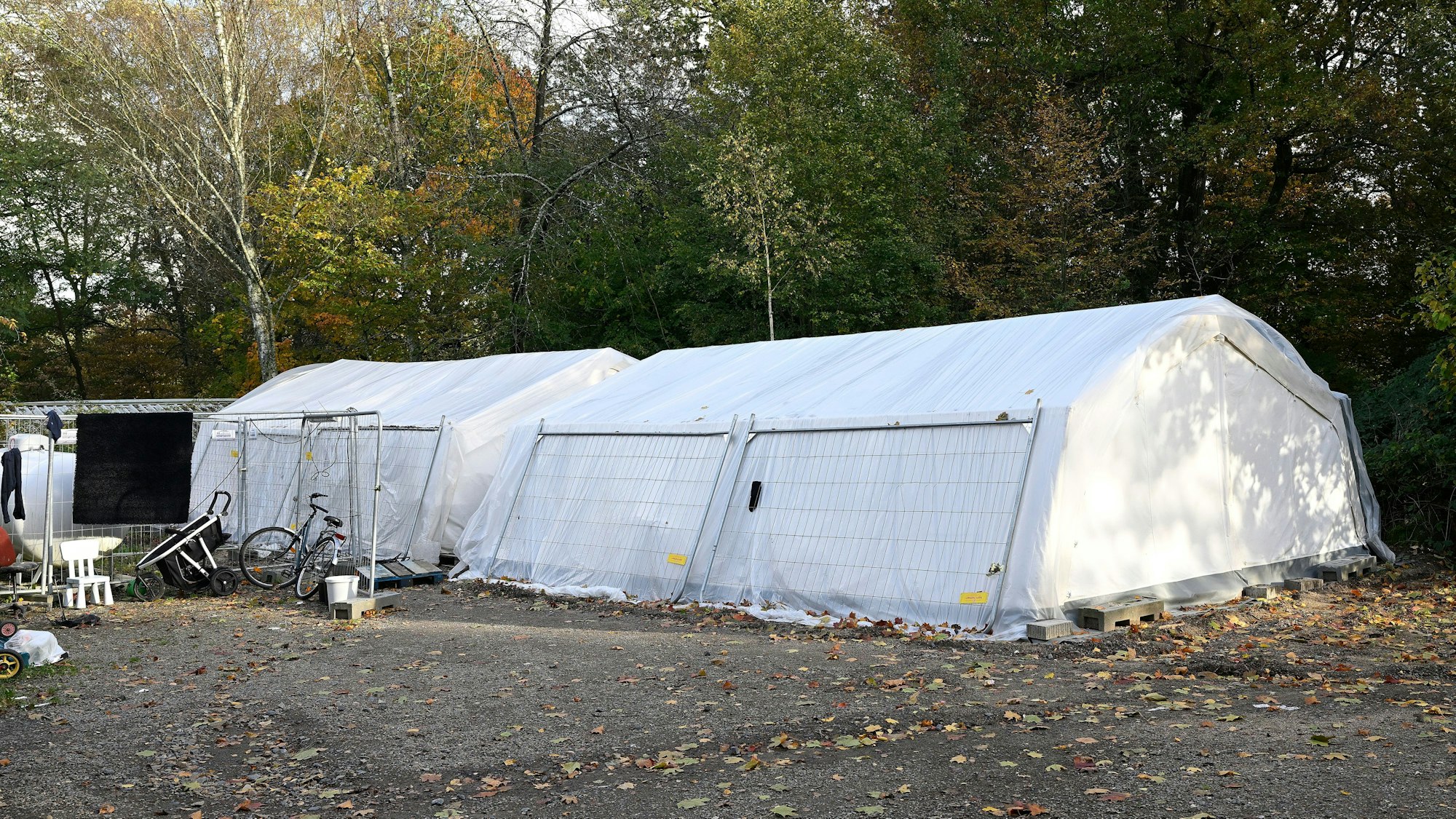 Die Zelte am Freiherr-vom-Stein Schulzentrum, die wochenlang als Flüchtlingsunterkünfte dienten, werden zurzeit nicht mehr gebraucht.