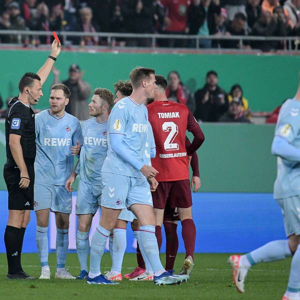 Florian Kainz wird nach einer Grätsche in Kaiserlautern vom Platz gestellt.