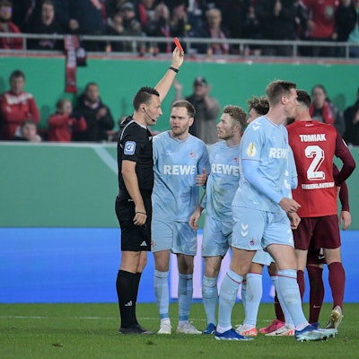 Florian Kainz wird nach einer Grätsche in Kaiserlautern vom Platz gestellt.