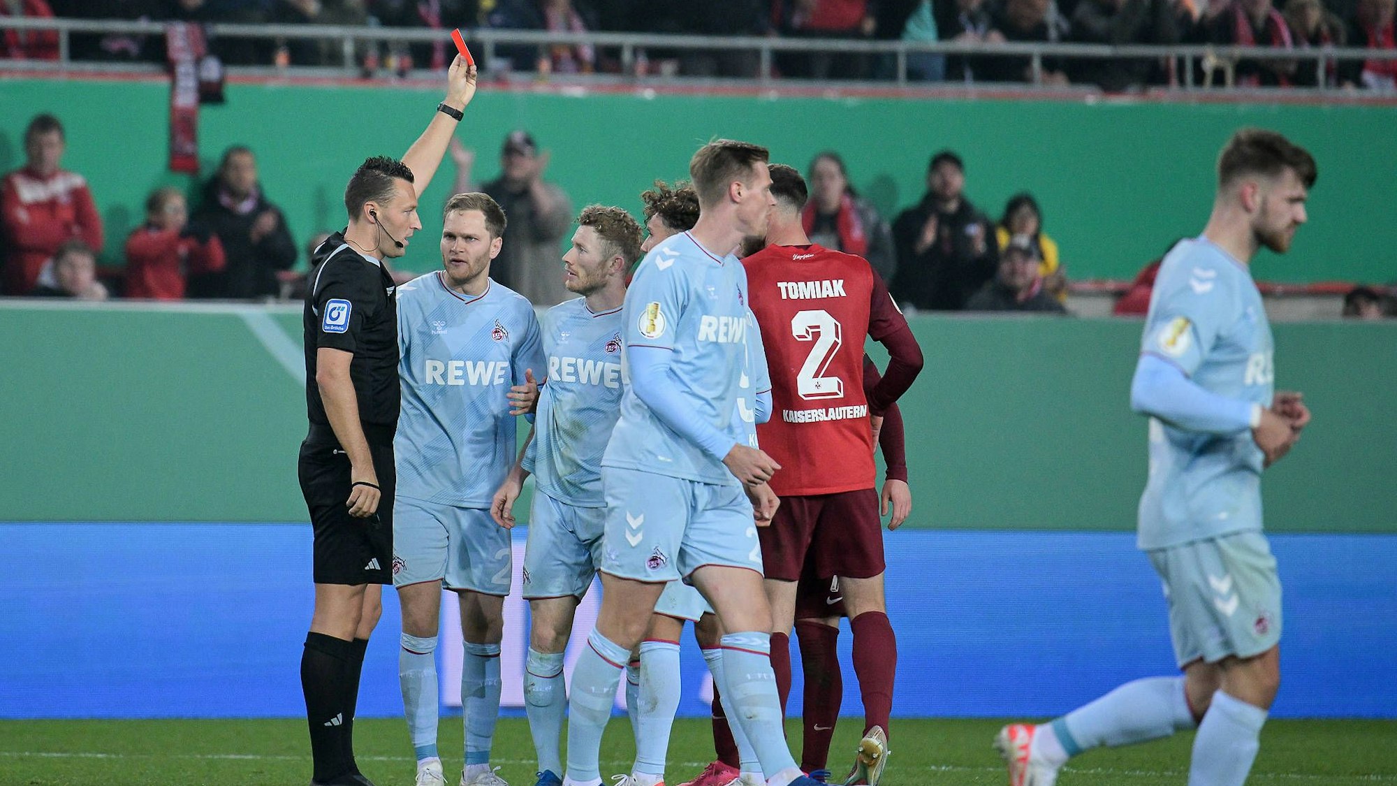 Florian Kainz wird nach einer Grätsche in Kaiserlautern vom Platz gestellt.