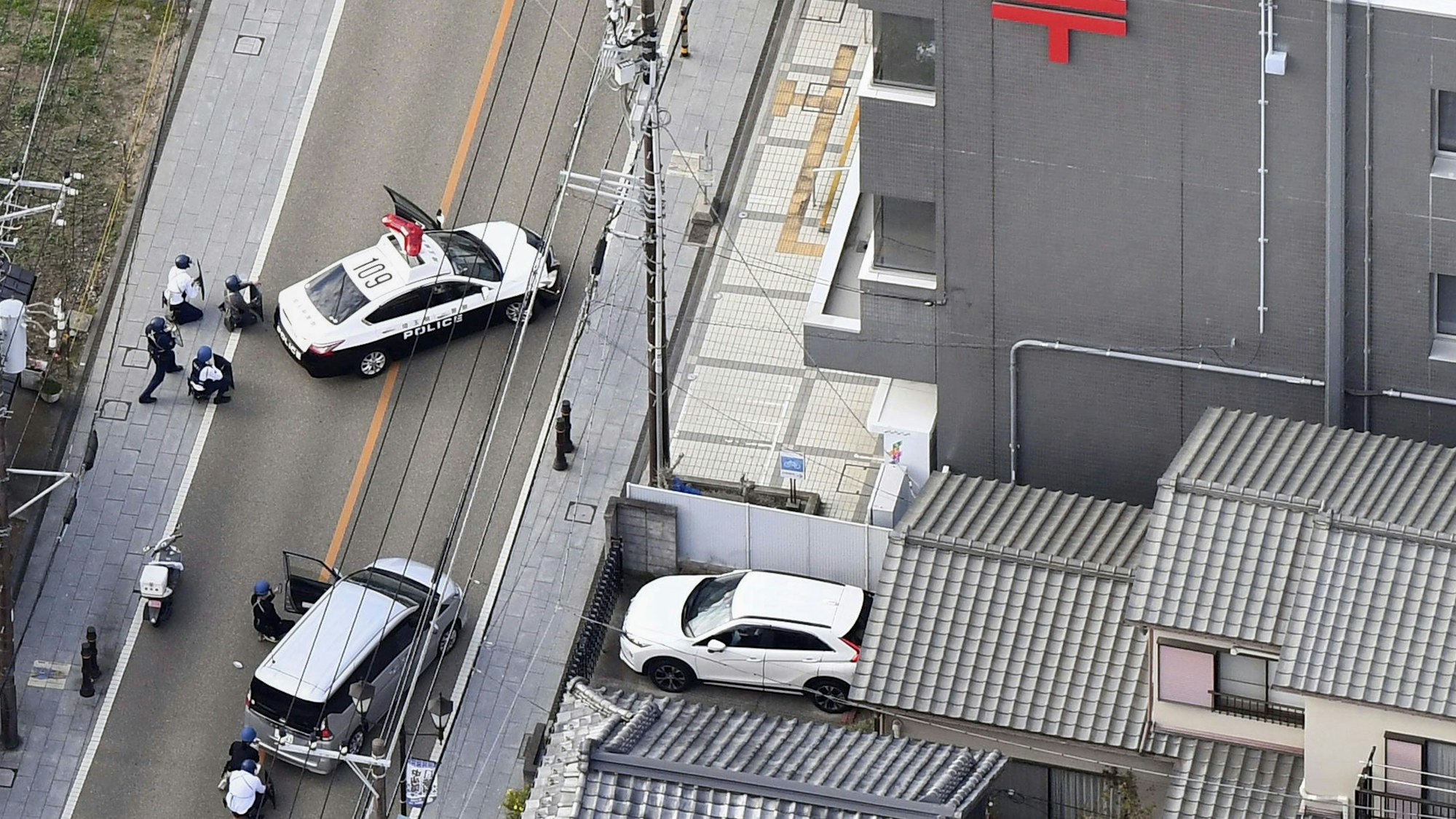 Eine Luftaufnahme zeigt Einsatzkräfte vor dem Postamt, in dem ein Mann in der Stadt Warabi, Präfektur Saitama, nördlich von Tokio, vermutet wird.