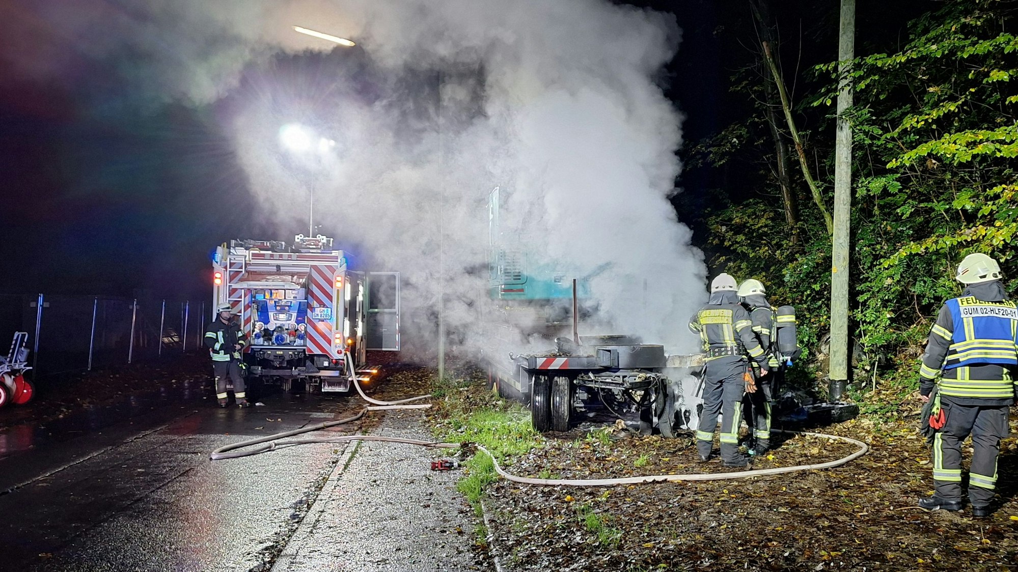 Feuerwehr löscht brennenden Kettenbagger.
