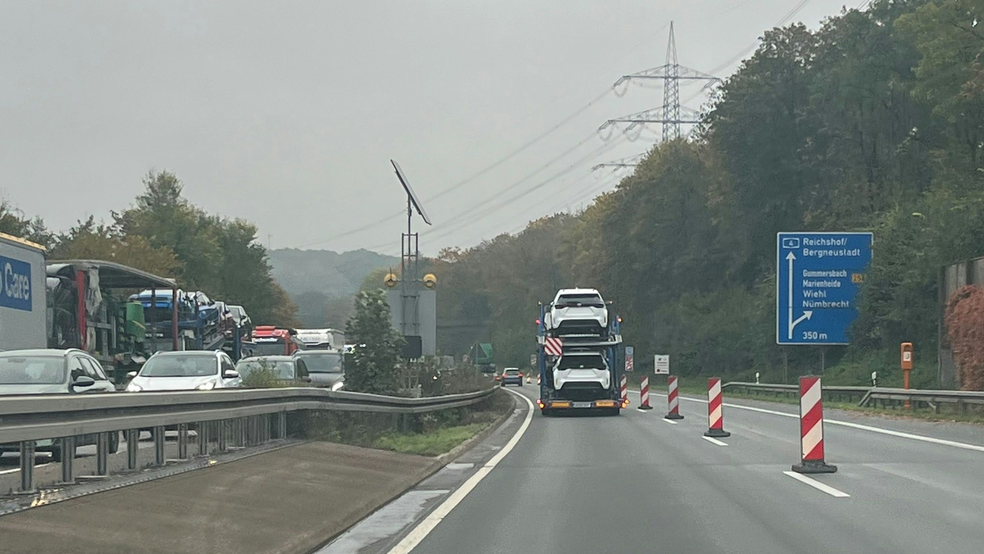 Blick auf die Ausfahrt Gummersbach der A4 in Fahrtrichtung Olpe.