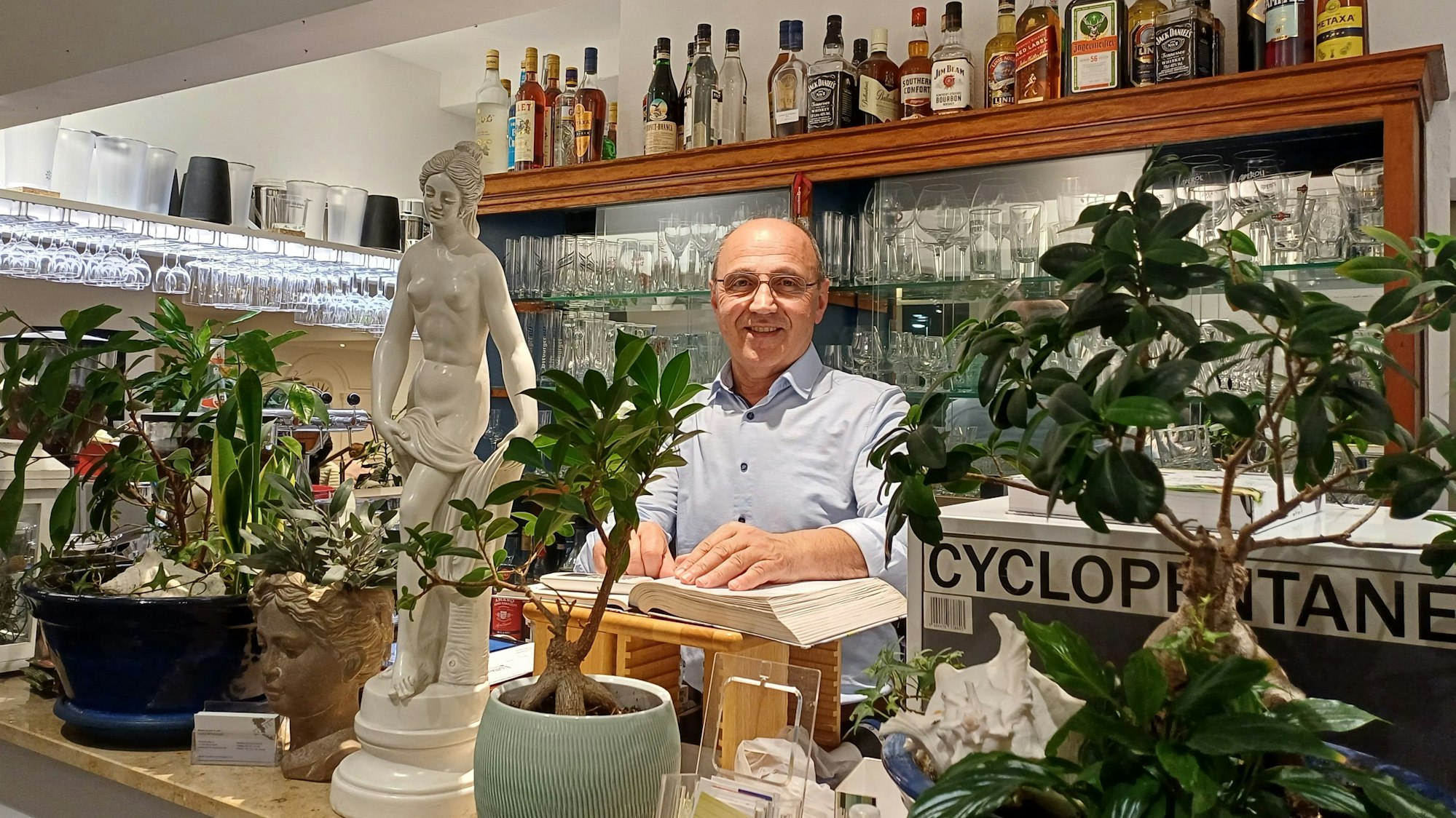 Argirios „Aki“ Papazoglou hinter der Theke seines Restaurants Korfu