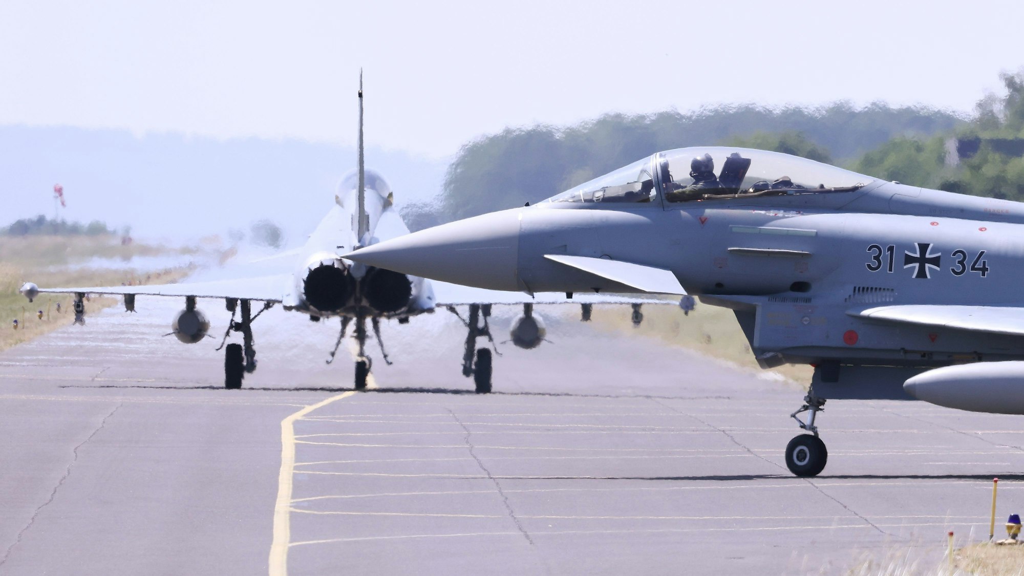 Eurofighter-Kampflugzeuge der deutschen Luftwaffe rollen zur Startbahn im Fliegerhorst der Oswald-Boelcke-Kaserne im Rahmen der Militärübung „Air Defender 2023“.